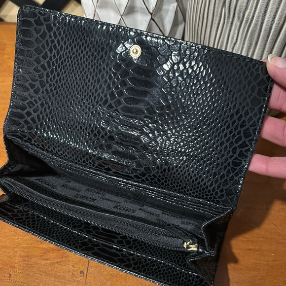 EUC Michael Kors Black Leather Snakeskin Pattern Fold Over Wallet - Picture 14 of 15